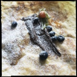 Creperiet - CREPÉ MED NUTELLA, BLÅBÄR, FLORSOCKER