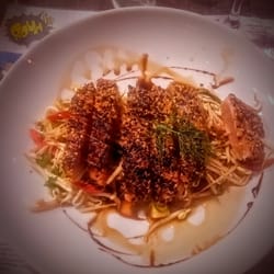 La Cantine des Sales Gosses - Le steak de thon juste saisi en aller-retour sur un lit de soja relevé d'assaisonnement asiatique: les papilles ont adoré!
