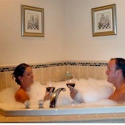 Minnie Street Inn - Enjoy a relaxing tub and Message