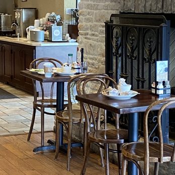 la Madeleine - They didn't clean the tables. - Cafes Near Me - Austin, Texas