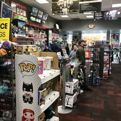 Gamestop - Interior.