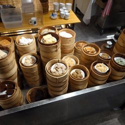 名都酒樓 - Stationary dim sum "cart".