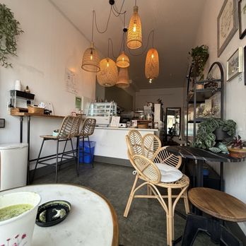 Earth Tone Cafe - Tiny but efficient use of the space. Can seat 6-7 inside plus 6 outside on the bench and two tables. - Cafes Near Me - San Francisco, California