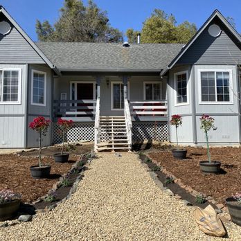 Amador yard maintenance - Gravel walk way to door with planters on sides - Lawn Services Near Me - Pine Grove, California Amador yard maintenance - Gravel walk way to door with planters on sides - Lawn Services Near Me - Pine Grove, California