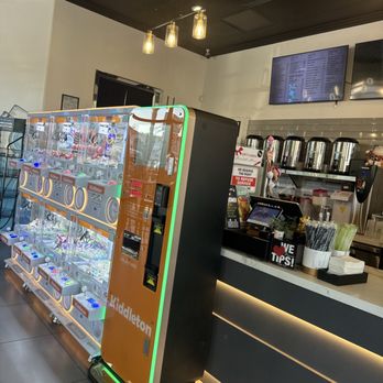 R&B Tea - Claw Machine - Bubble Tea Near Me - Rosemead, California
