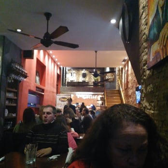 Don Boedo - El salón y la escalera hacia los baños - Pizza Near Me - Buenos Aires, C