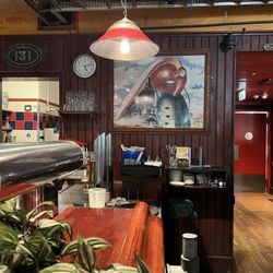 Chicago Meatpackers - Love the decor and the trains going through it the restaurant
