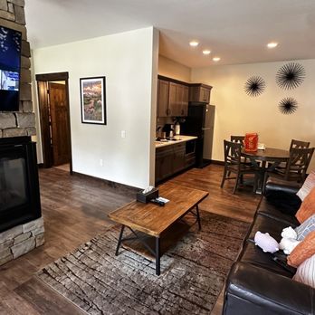 The Inn On Fall River - Pull out sofa, mini kitchen and double sided fireplace - Hotels Near Me - Estes Park, Colorado The Inn On Fall River - Pull out sofa, mini kitchen and double sided fireplace - Hotels Near Me - Estes Park, Colorado