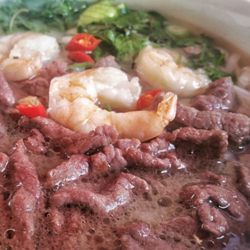 Viet Nam Wok - Pho Suppe mit Rindfleisch und Garnelen.