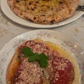 Della Terra - Garlic bread with burrata and meatballs - Italian Near Me - Zelienople, Pennsylvania