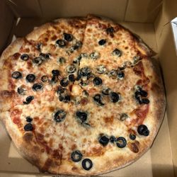 Noce's Pizzeria - Olive pizza