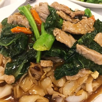 Lucky Dragon 龍圖飯店 - Flat Rice Noodles with Beef & Broccoli - Cantonese Near Me - Houston, Texas