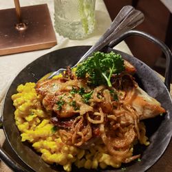 Restaurant Anker - Schwein und Geflügel auf Käsespätzle mit Zwiebeln