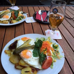 Brauner Hirsch - Bratkartoffeln mit zwei Spiegeleiern, Salat und 0.4L Budweiser.
