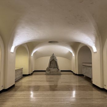 Basilica di San Pietro - Popes and royalty interred at St. Peter's Basilica - crypt below the basilica - Churches Near Me - Rome, RM Basilica di San Pietro - Popes and royalty interred at St. Peter's Basilica - crypt below the basilica - Churches Near Me - Rome, RM