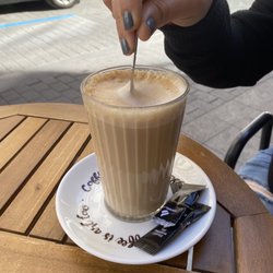 The Coffee Place - Café con leche, grande.