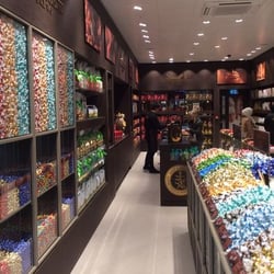 Lindt - Inside of the store Photo from www.manchestereveningnews.co.uk