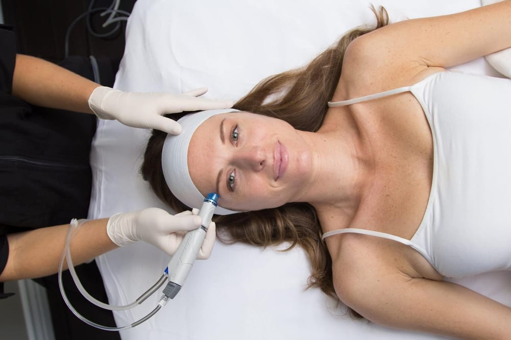 Alberto Daniel Salon & Day Spa Logo