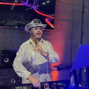 DJ Jameson - Jammin in full disco costume for the theme night - DJs Near Me