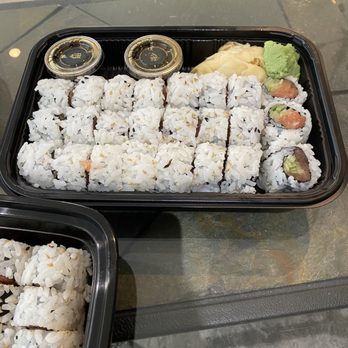 Jieyi Sushi - Sake Roll (8 pcs) - Japanese Near Me - Chicago, Illinois