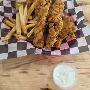 Hungry Bear Pub - FRIED CHICKEN BASKET - Pubs Near Me - Pleasantville, Pennsylvania