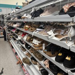 dd's DISCOUNTS - Shoe aisle