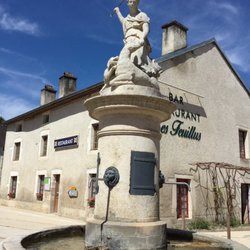 Les Feuillus - La place et sa fontaine