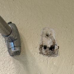 Jefferson Inn - Another hole in the shower wall