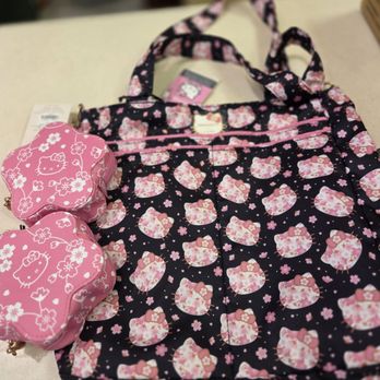Na Makana - @Na Makana; 1/12/2026.Wasn't sure if I should buy this Cute HK "Be Light"Tote Bag,it was da last one!My kind Hubby David came by,got 10% Off - Gift Shops Near Me - Honolulu, Hawaii