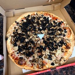 Vegan cheese, olives and mushroom pizza instagram: jax.vegan.eats