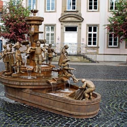 Bürgerbrunnen - Bürgerbrunnen nach Reinigung im Jahre 2009. Wer genau hinsieht, der bemerkt das Attentat von Graf Bernhard auf Friedrich. Das