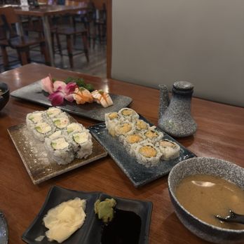 Yoshi Sushi - Spicy scallop, California w cream cheese, miso soup, hamachi & salmon belly nigiri - Japanese Near Me - Milpitas, California Yoshi Sushi - Spicy scallop, California w cream cheese, miso soup, hamachi & salmon belly nigiri - Japanese Near Me - Milpitas, California