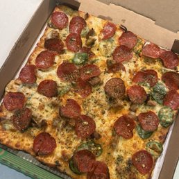 Pizza pepperoni jalapeño sausage light cheese 10/10 Pizza pepperoni jalapeño sausage light cheese 10/10
