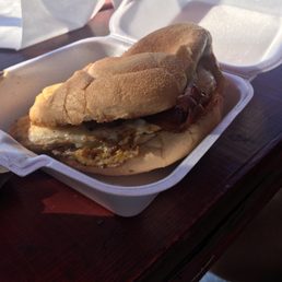 Bacon and egg breakfast sandwich! Bacon and egg breakfast sandwich!