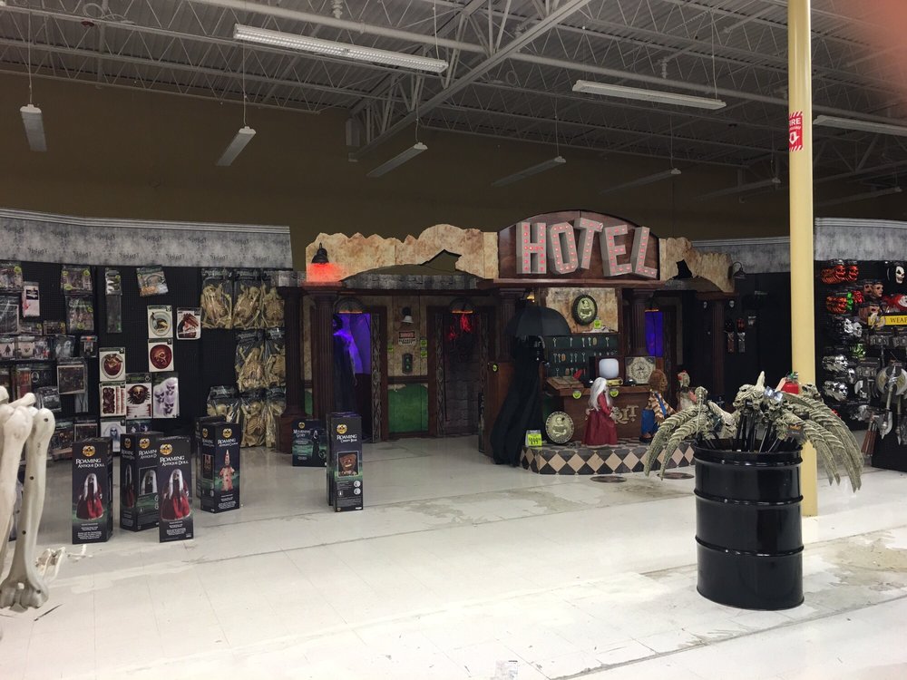SPIRIT HALLOWEEN Updated October 2024 10 Photos 1023 E Interstate