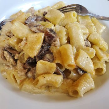 Trattoria Amici - Rigatoni Alla Norcina looks good but lacking in flavor - Italian Near Me - Glendale, California Trattoria Amici - Rigatoni Alla Norcina looks good but lacking in flavor - Italian Near Me - Glendale, California