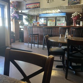 Mo's Restaurant - Inside - Haitian Near Me - Key West, Florida