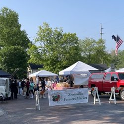 Zionsville Farmers Market - Cute shops and restaurants within walking distance from the market