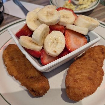 Art's Corner Cafe - Kids chicken fingers with delicious fruit! - Breakfast & Brunch Near Me - Ventura, California