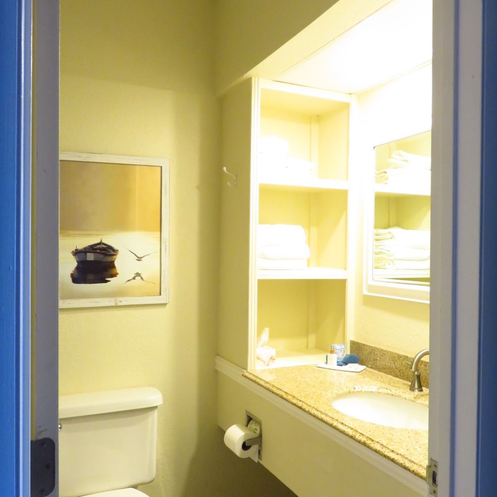 Surf Side Hotel - Bathroom - South Bldg Deluxe Oceanfront King - Hotels Near Me - Nags Head, North Carolina