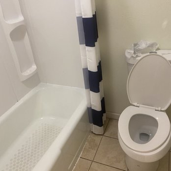Elk Inn - Bathroom was old but clean - Hotels Near Me - Elkin, North Carolina