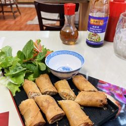 Le Paradis - 1. Egg Rolls - mmmm