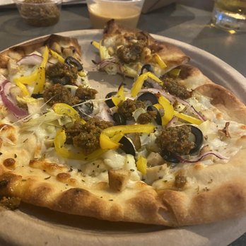 Honolulu Beerworks - Mediterranean chicken flatbread - Brewpubs Near Me - Honolulu, Hawaii