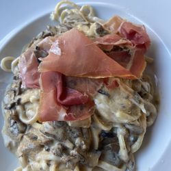 Il Giardinetto Ristorante Pizzeria - Linguine dish with a star by it! Mushroom. Cheese, prosciutto on top. Divine!