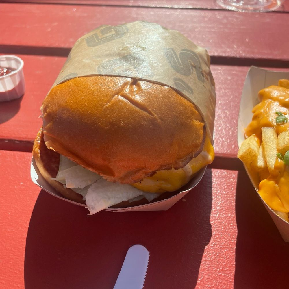 Gott's St. Helena - Cheeseburger - Burgers Near Me - Saint Helena, California