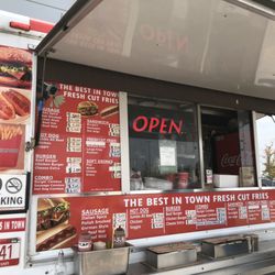 Canadian Tire - Stouffville - Hot dog truck outside Canadian Tire- slow service, mediocre food