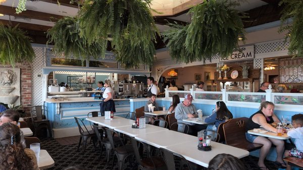 Duffer's Restaurant & Old Fashioned Ice Cream Parlor by null
