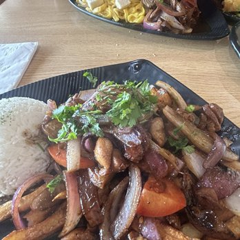Fernando's - Pollo Saltado & Fettuccine a La Huacaina with Steak - Peruvian Near Me - Downey, California