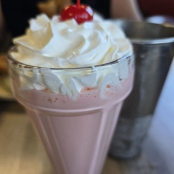 Peggy Sue's 50's Diner - Cherry Milkshake - Pizza Near Me - Yermo, California