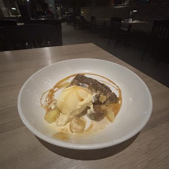 Murrayhill Taphouse - Walnut crusted Apple Pie w/ Vanilla Ice Cream - Beer Bar Near Me - Beaverton, Oregon